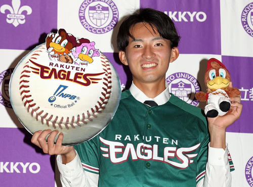 楽天から1位指名され、会見後に記念撮影をする立大・荘司（撮影・狩俣裕三）