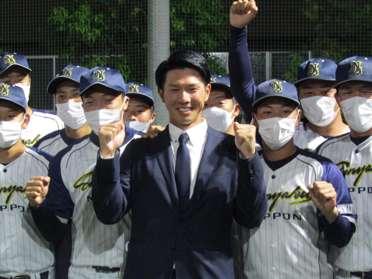 中日から7位指名を受け、チームメートに祝福される日本新薬・福永裕基内野手＝撮影・高垣誠