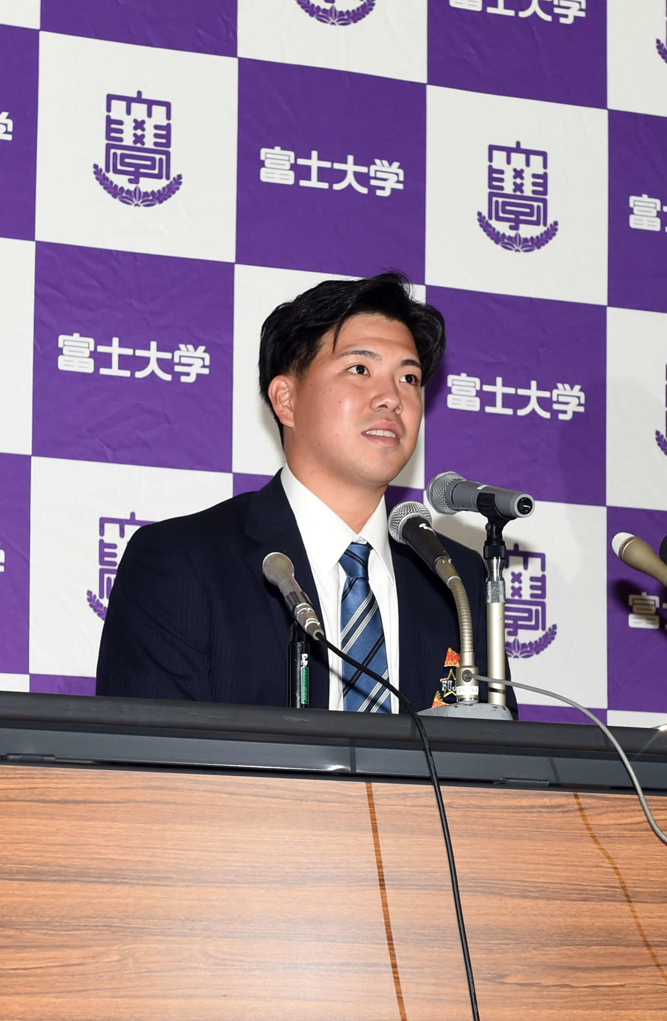 日本ハムから2位指名を受けて会見する富士大・金村（撮影・山田愛斗）