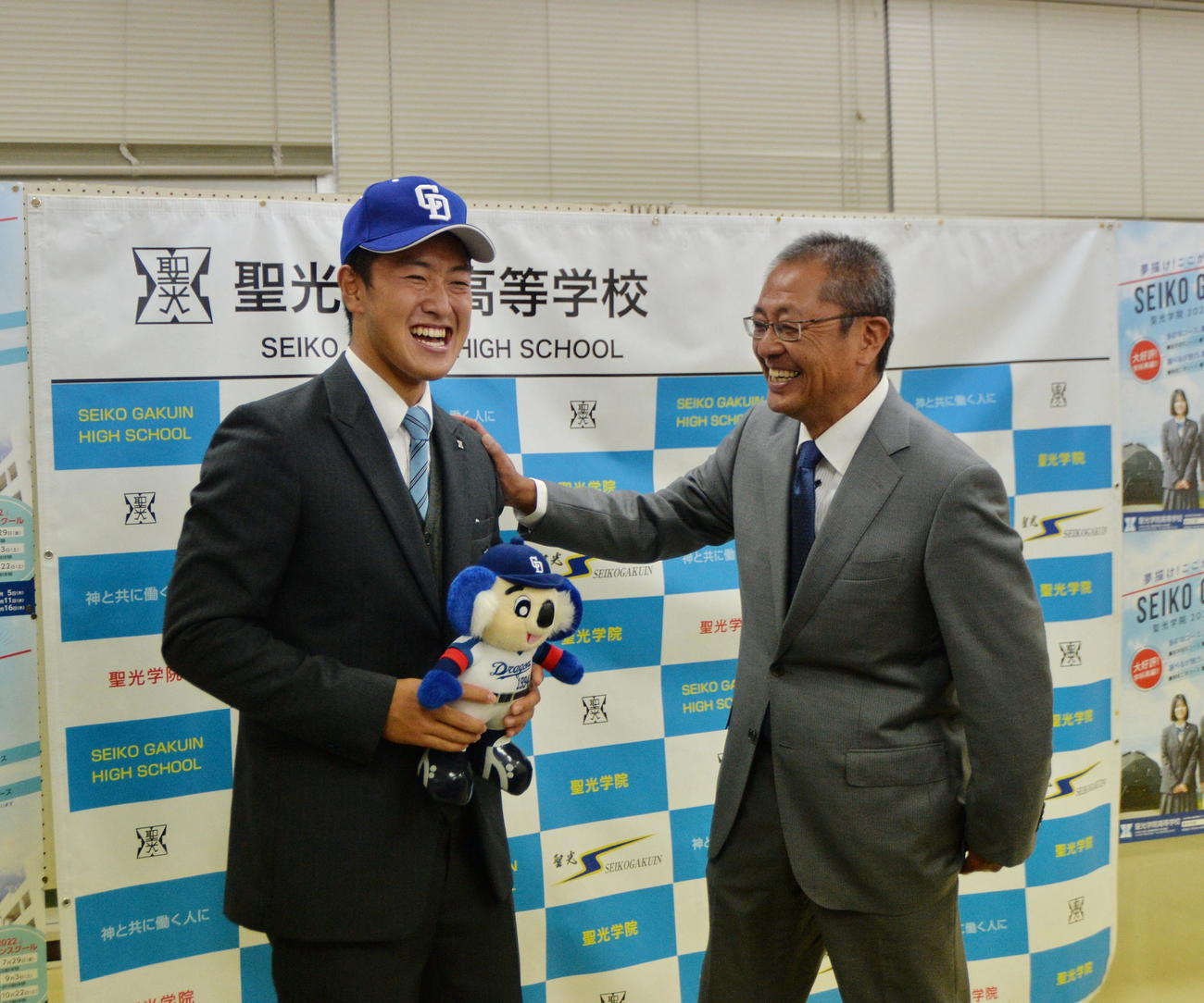 中日から4位指名を受けた聖光学院・山浅（左）は斎藤監督からの祝福に笑顔を見せる