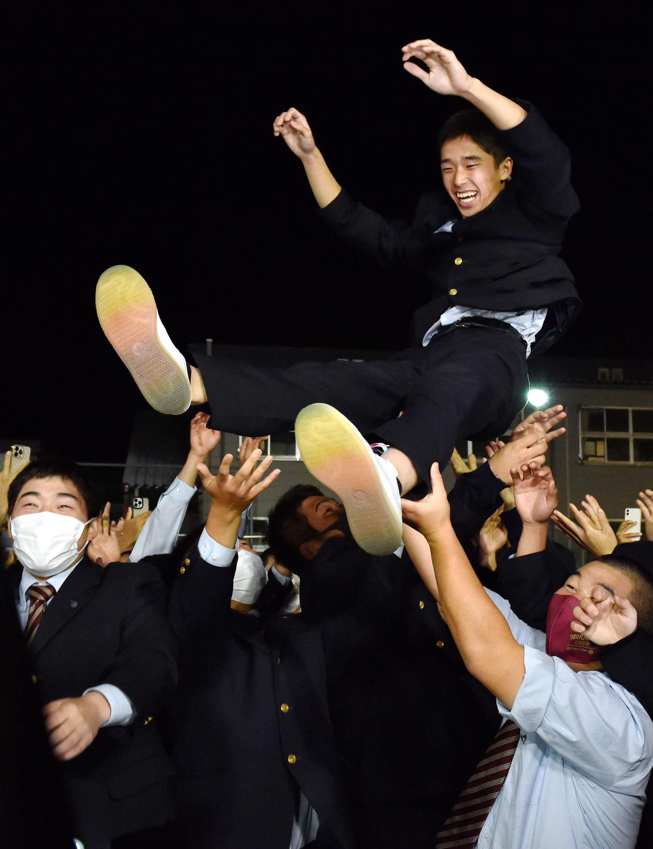 チームメートに胴上げされる盛岡中央・斎藤