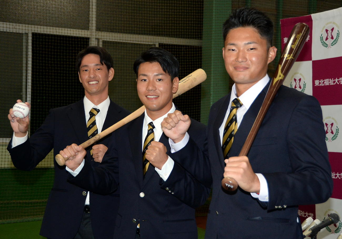 ソフトバンク3位甲斐（右）、オリックス4位杉沢（中央）、同育成3位入山の東北福祉大トリオは笑顔でガッツポーズ