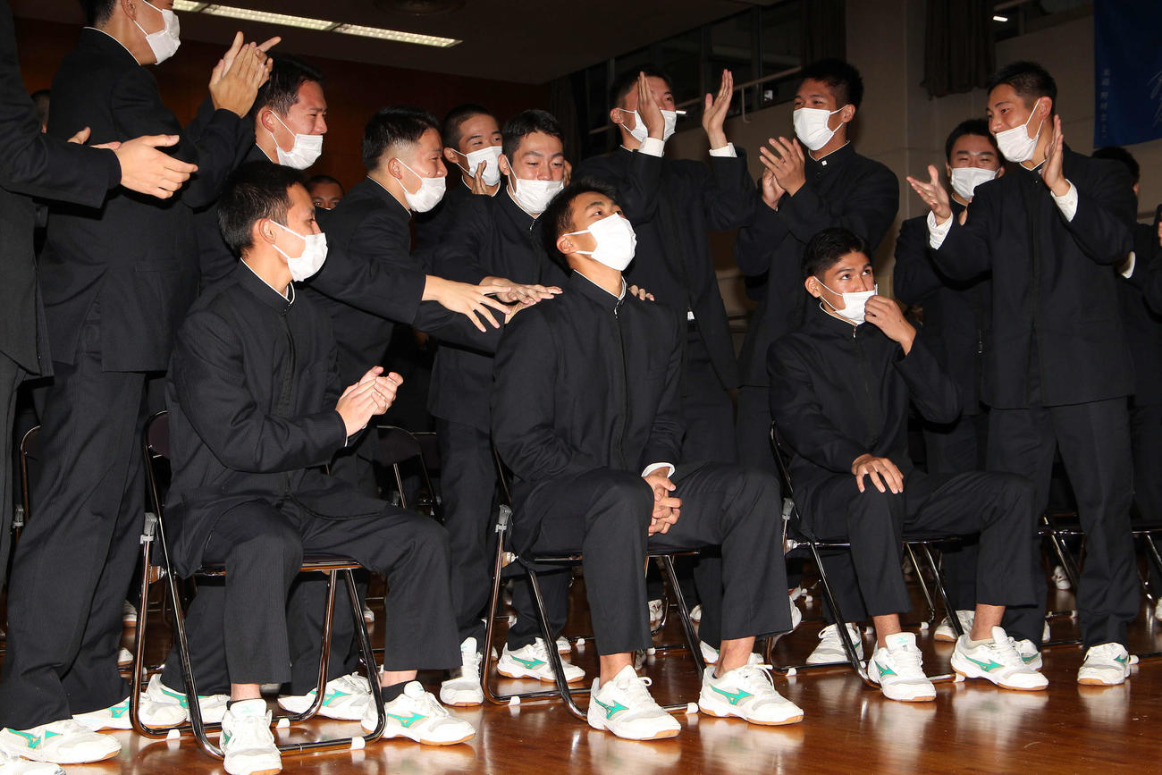 阪神に4位指名された帝京長岡・茨木（前列中央）は野球部の仲間に祝福される