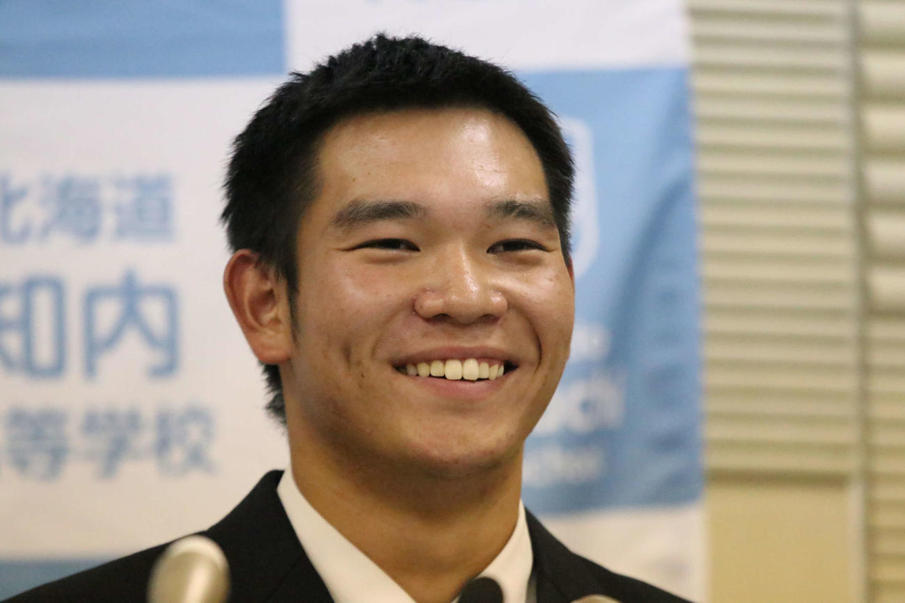 ヤクルトから4位指名を受け、笑顔で会見に臨む知内・坂本（撮影・山崎純一）