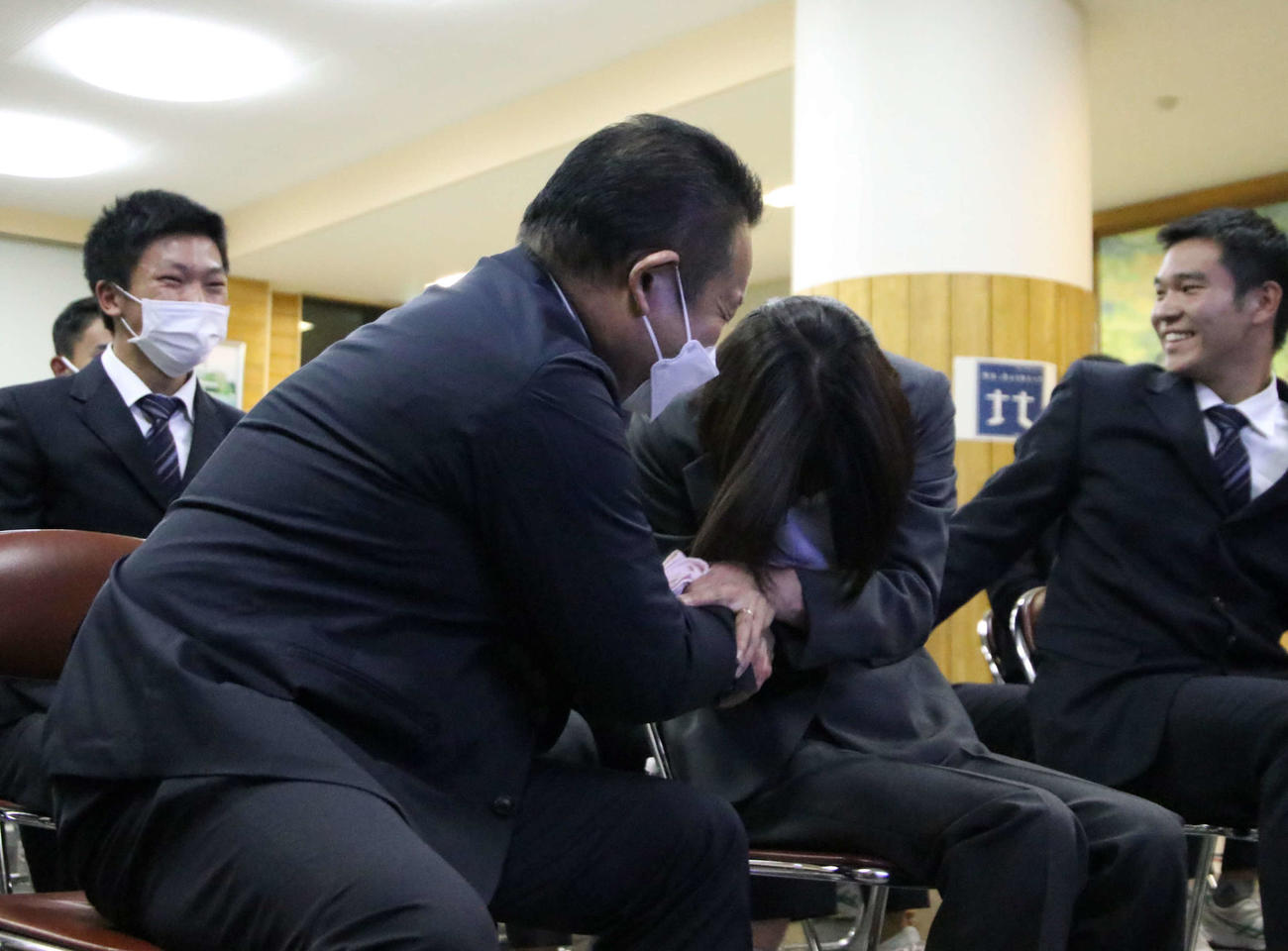 ヤクルトから4位指名を受け、手を取り合って喜ぶ知内・坂本の父治広さん（左）と母陽子さん（撮影・山崎純一）