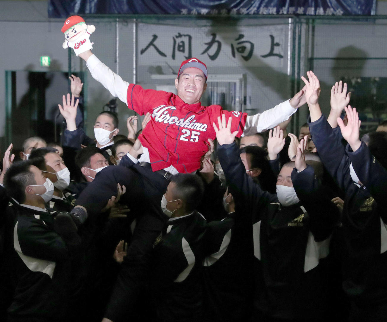 広島からドラフト1位指名を受けチームメートに胴上げされる苫小牧中央・斉藤（撮影・佐藤翔太）