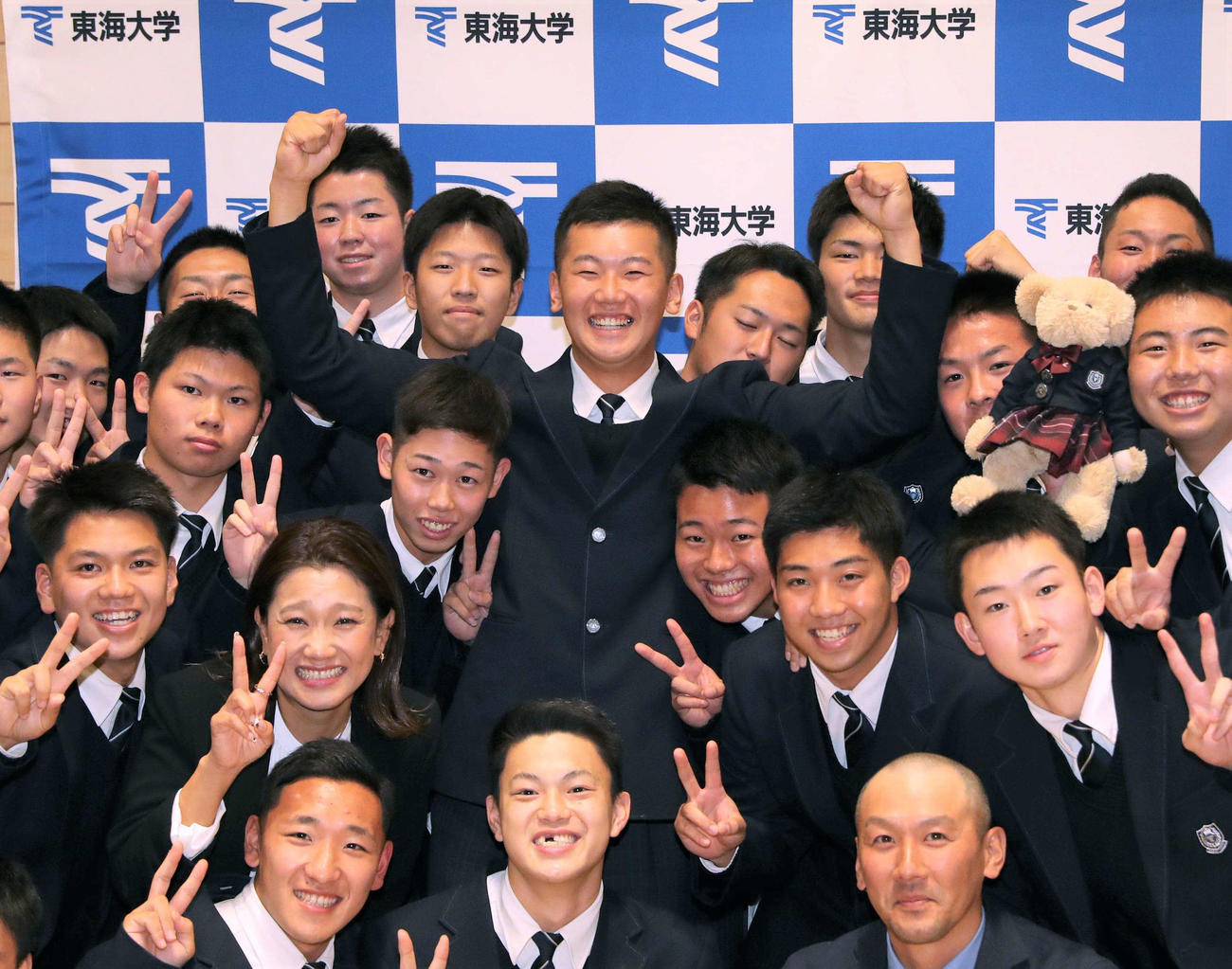 阪神から2位指名された東海大札幌の門別はチームメートに祝福されガッツポーズ（撮影・黒川智章）