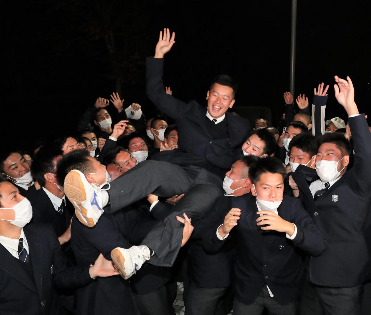 阪神から2位指名され胴上げされる東海大札幌の門別（撮影・黒川智章）