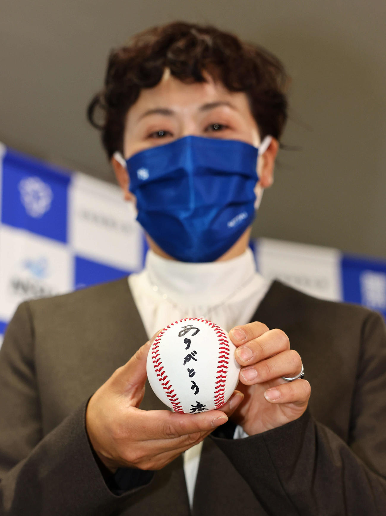 日本ハムから1位指名を受けた日体大・矢沢から感謝の言葉「ありがとう」と書かれたボールを手にする母の香さん（撮影・垰建太）