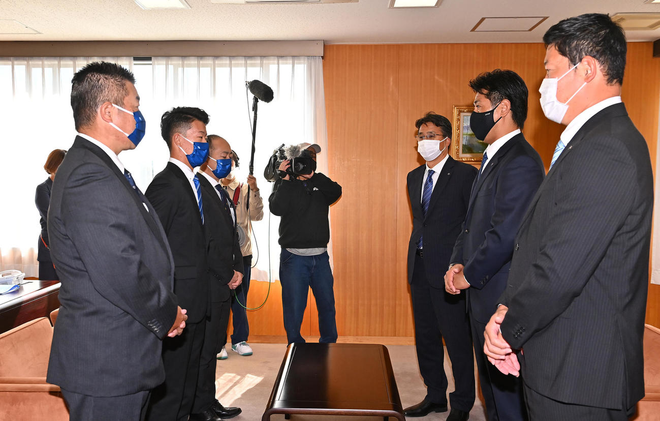 日本ハム稲葉GM（右から2人目）から指名あいさつを受ける日体大・矢沢（左から2人目）