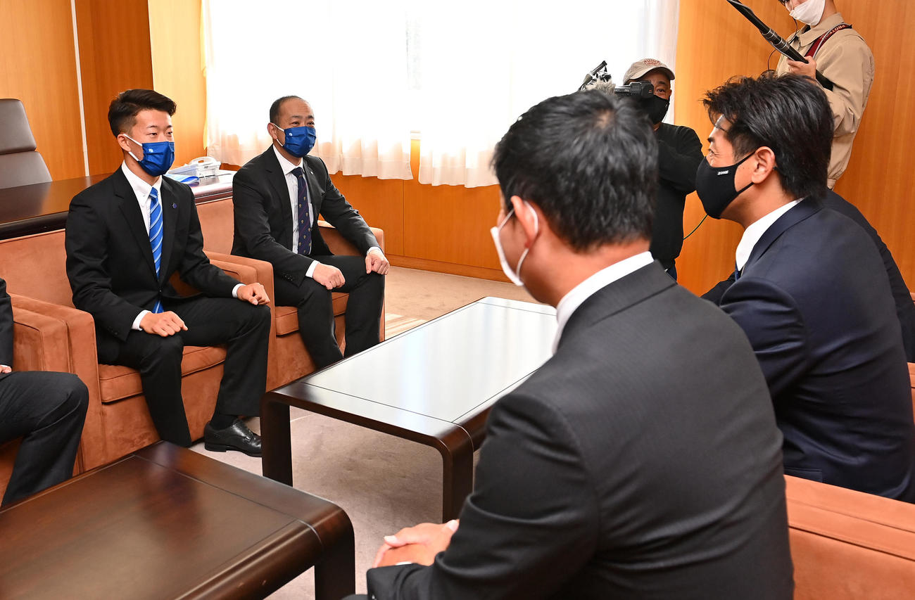 日本ハム稲葉GM（右）から指名あいさつを受ける日体大・矢沢（左）（左から2人目）