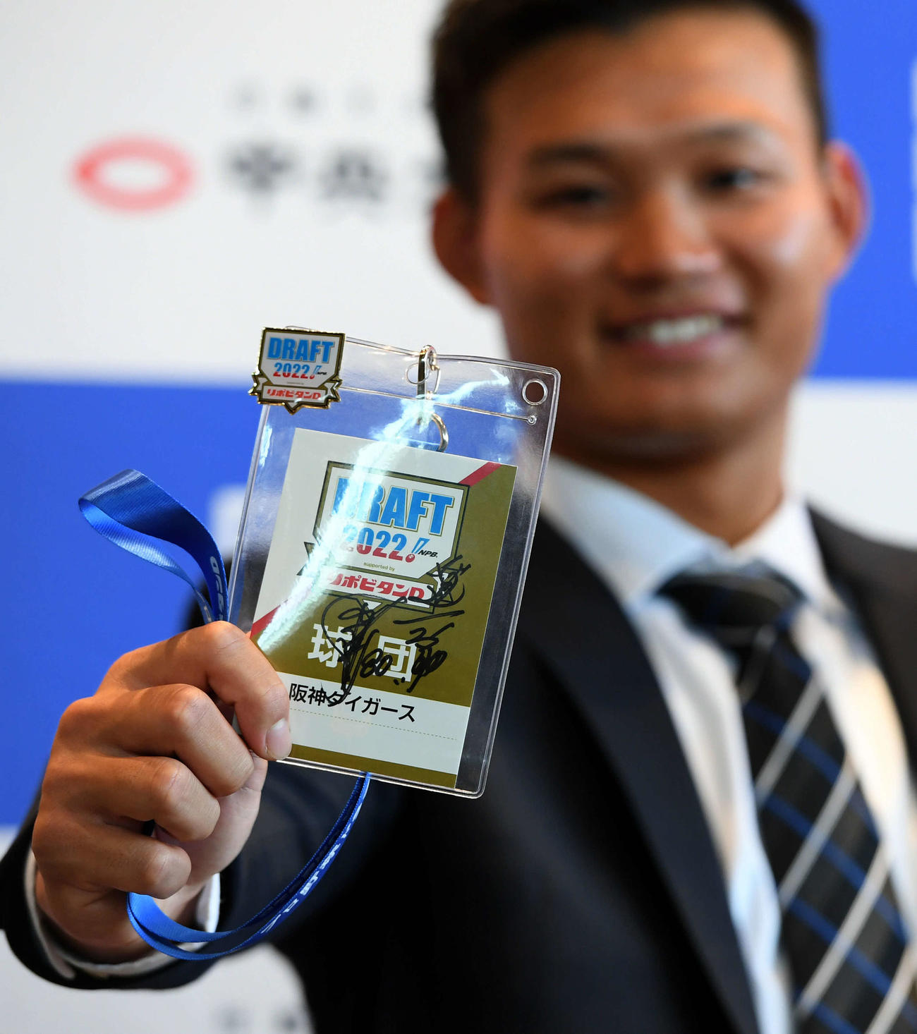 阪神岡田彰布監督から送られたドラフト会議当日のID（撮影・たえ見朱実）