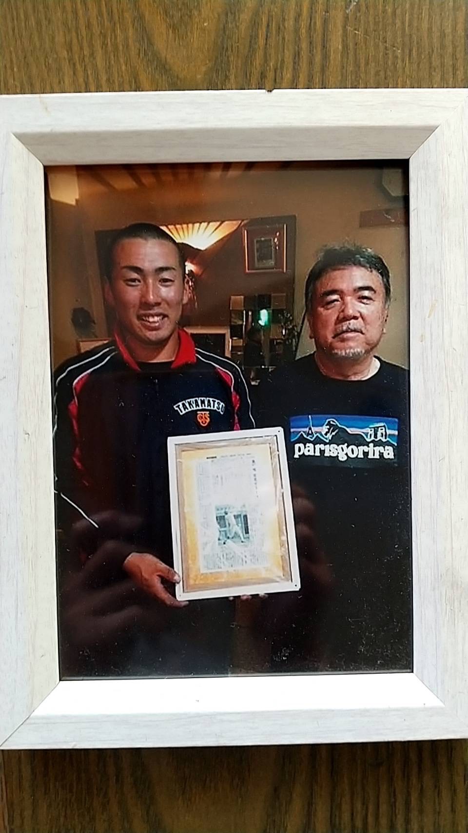巨人ドラフト1位の高松商・浅野が通う中華料理屋「えびす屋」の「マスター」こと吉田誠さん（右）と浅野（吉田さん提供）
