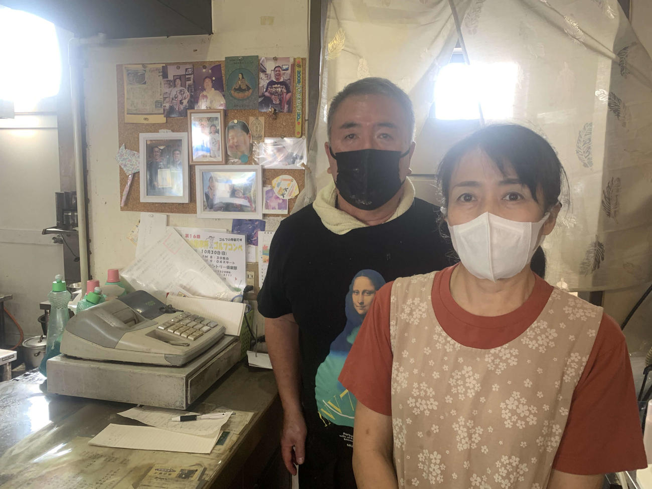 巨人ドラフト1位の高松商・浅野が通う中華料理屋「えびす屋」の店主吉田誠さん。右はともに店をきりもりする妻の真由美さん（撮影・中野椋）