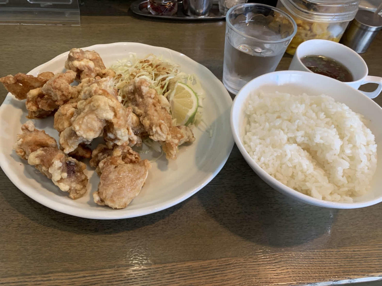 巨人ドラフト1位の高松商・浅野が通う中華料理屋「えびす屋」で、浅野が毎回注文するからあげ定食（撮影・中野椋）