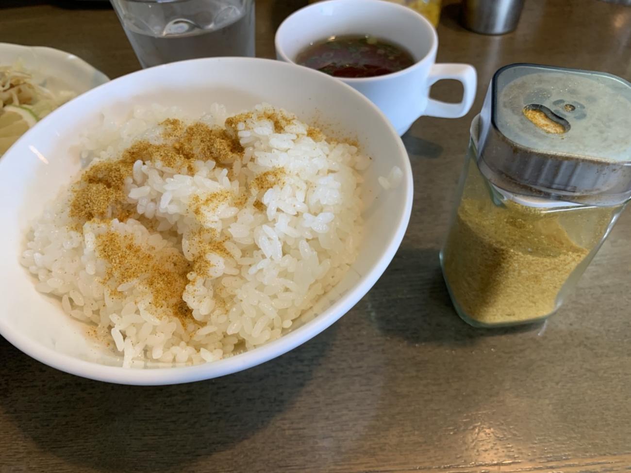 巨人ドラフト1位の高松商・浅野が通う中華料理屋「えびす屋」で、浅野が毎回注文するからあげ定食。ごはんにカレーの粉をかけるのが浅野流（撮影・中野椋）