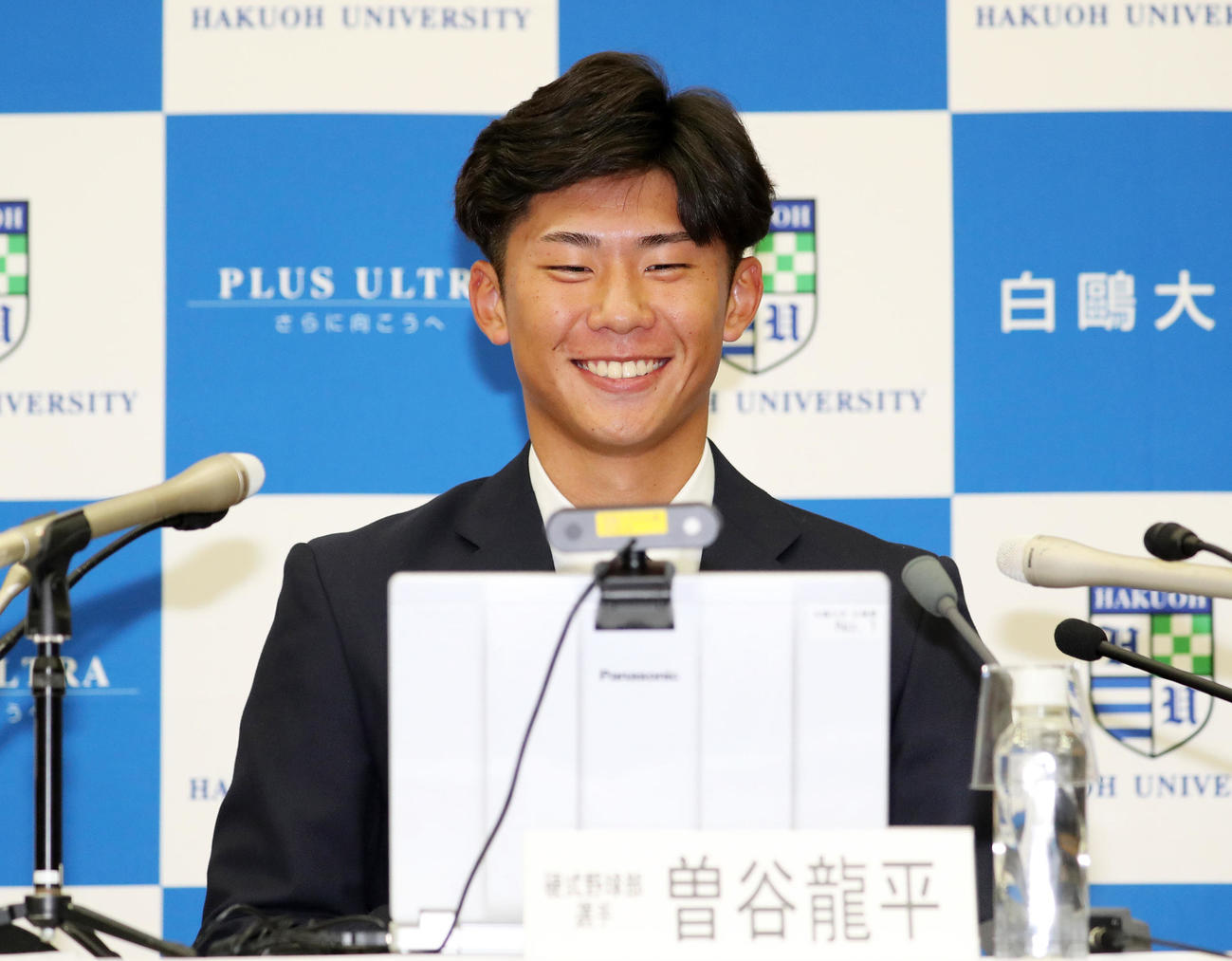 地元の斑鳩町との中継で笑顔を見せる白鴎大・曽谷（撮影・鈴木正人）