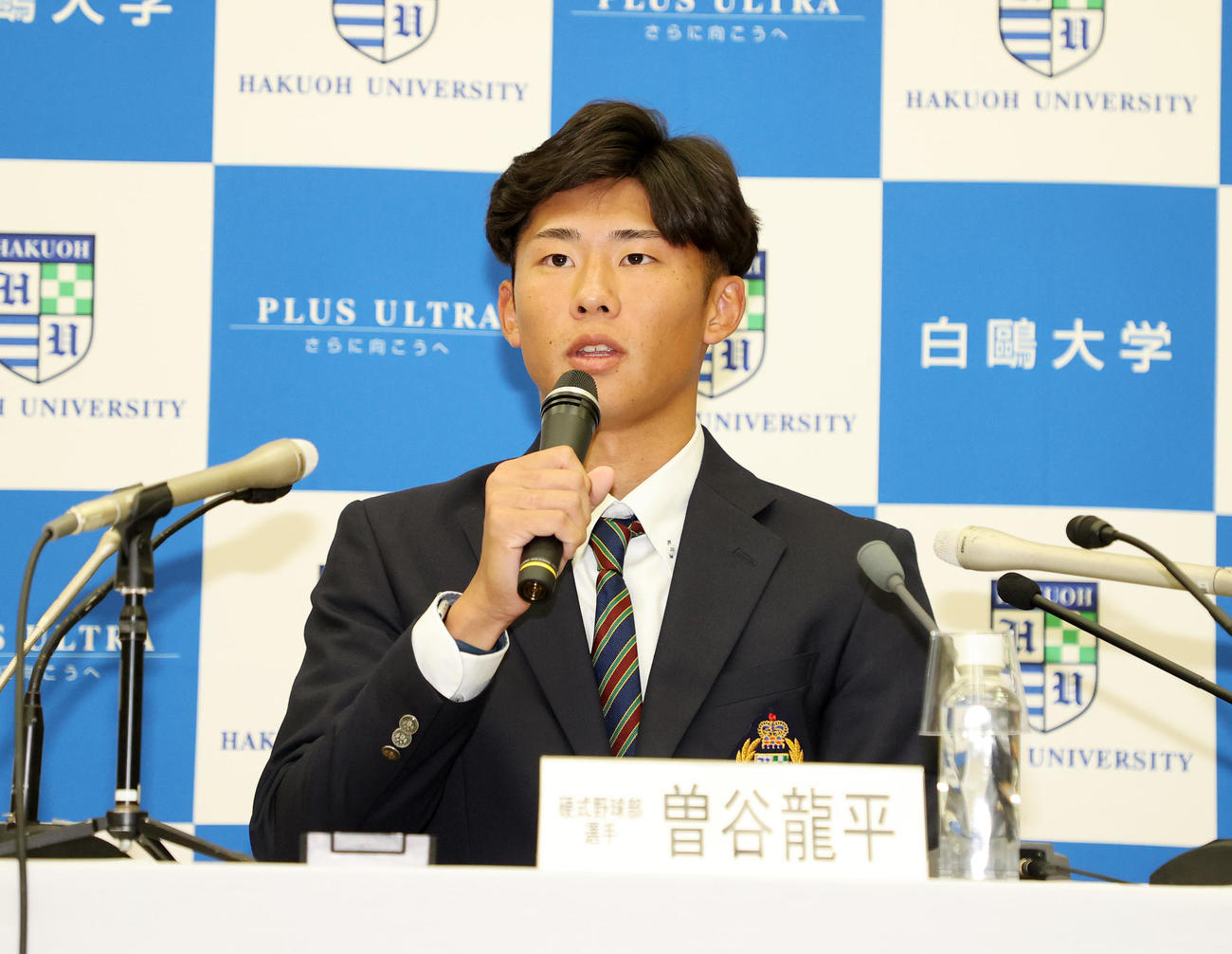 オリックスドラフト1位に指名され会見に臨む白鴎大・曽谷（撮影・鈴木正人）