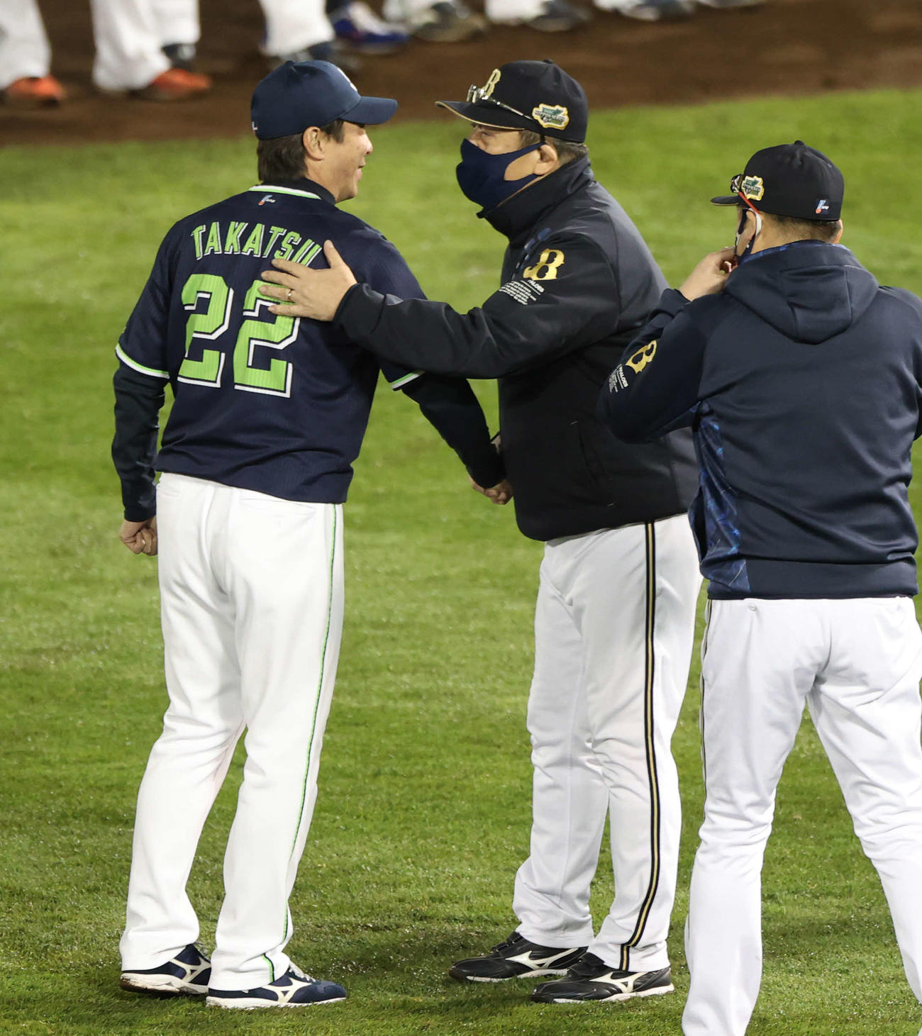 ヤクルト高津監督（左）オリックス中嶋監督（2021年11月撮影）