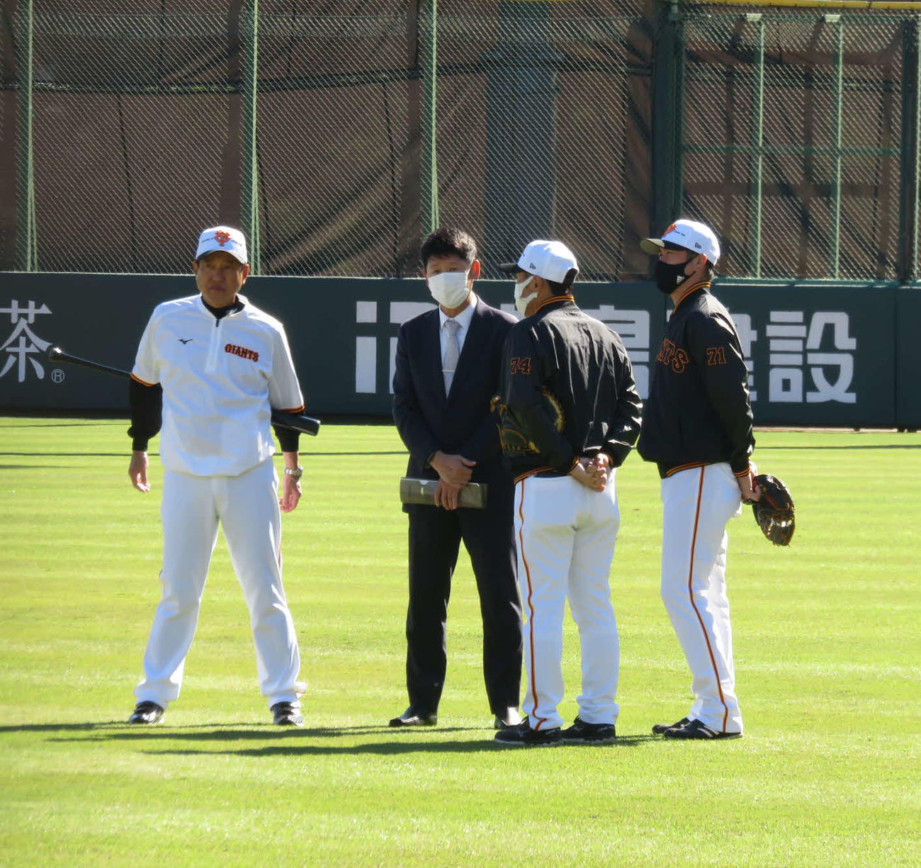 来季から巨人投手チーフコーチの阿波野秀幸氏（左から2番目）、原辰徳監督（左）ら（2022年10月20日撮影）