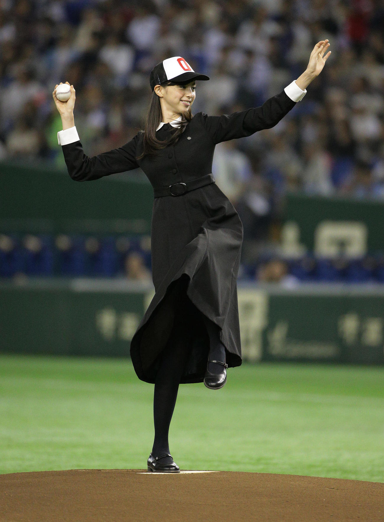 日本ハム対ソフトバンク　ファーストピッチを行う中条あやみ（2014年9月11日撮影）
