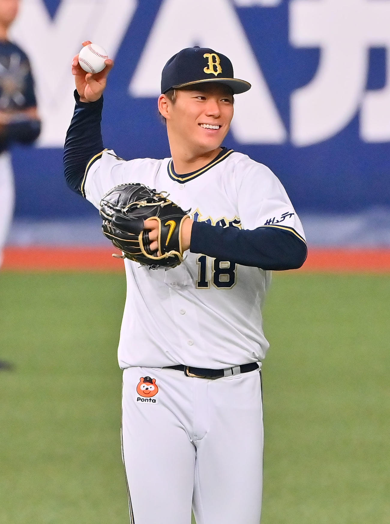 笑顔でキャッチボールするオリックス山本（2022年10月18日撮影）