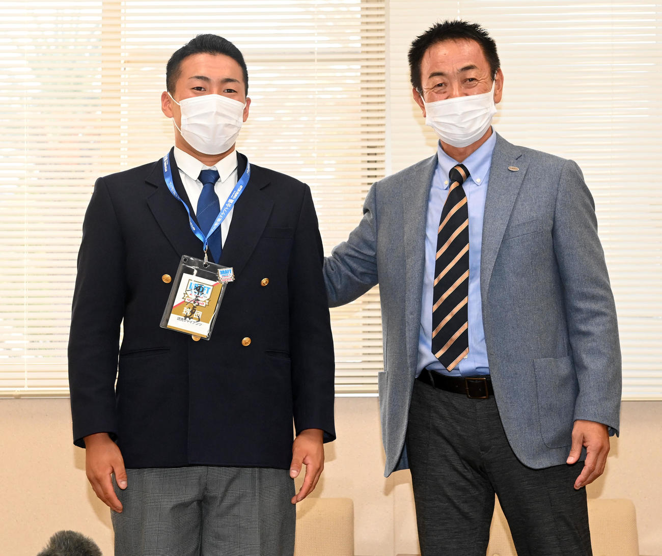 指名あいさつで水野スカウト部長（右）の激励を受ける高松商・浅野（撮影・前岡正明）
