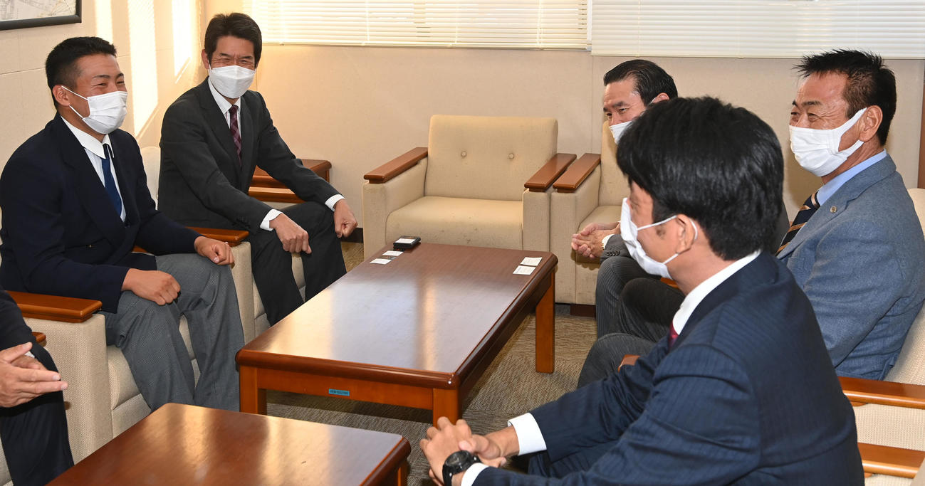 水野雄仁スカウト部長（右）ら巨人の関係者と笑顔で話す高松商・浅野翔吾（左）（撮影・前岡正明）