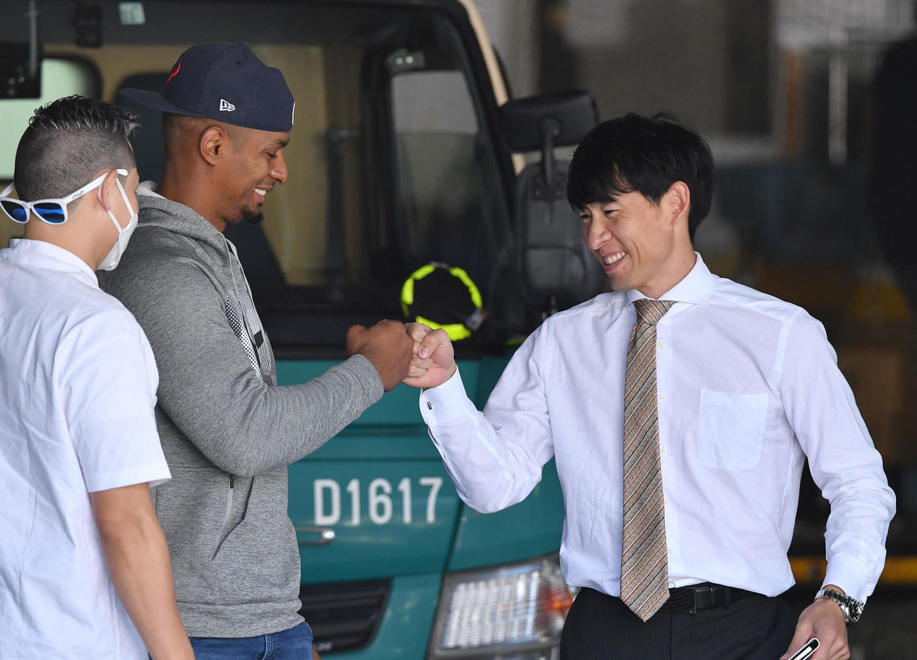 ソフトバンク本多雄一2軍内野守備走塁コーチ（右）と記念撮影し、笑顔でグータッチを交わすグラシアル（撮影・岩下翔太）