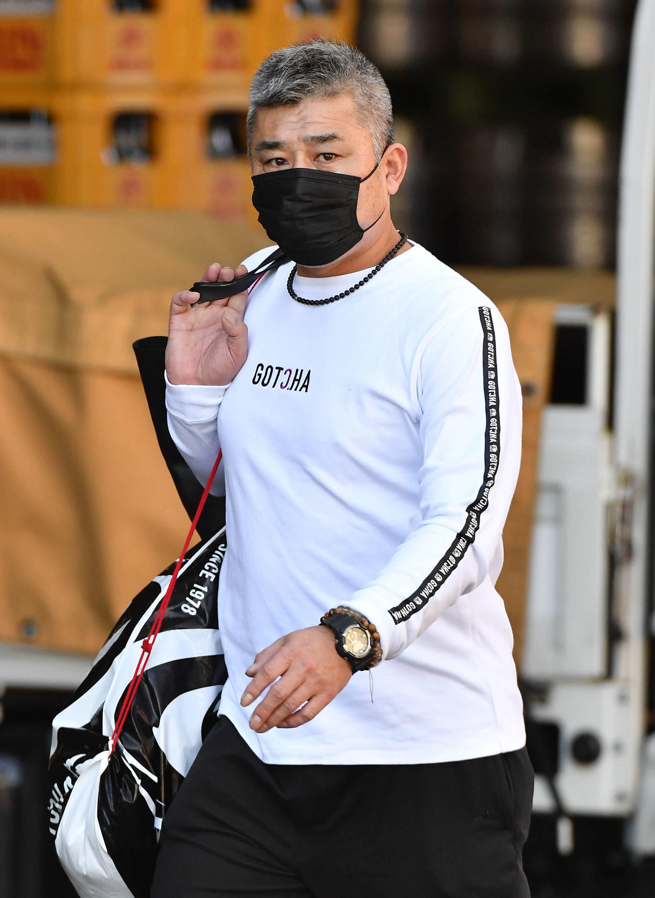球場に入るソフトバンク吉鶴憲治3軍バッテリーコーチ（撮影・岩下翔太）