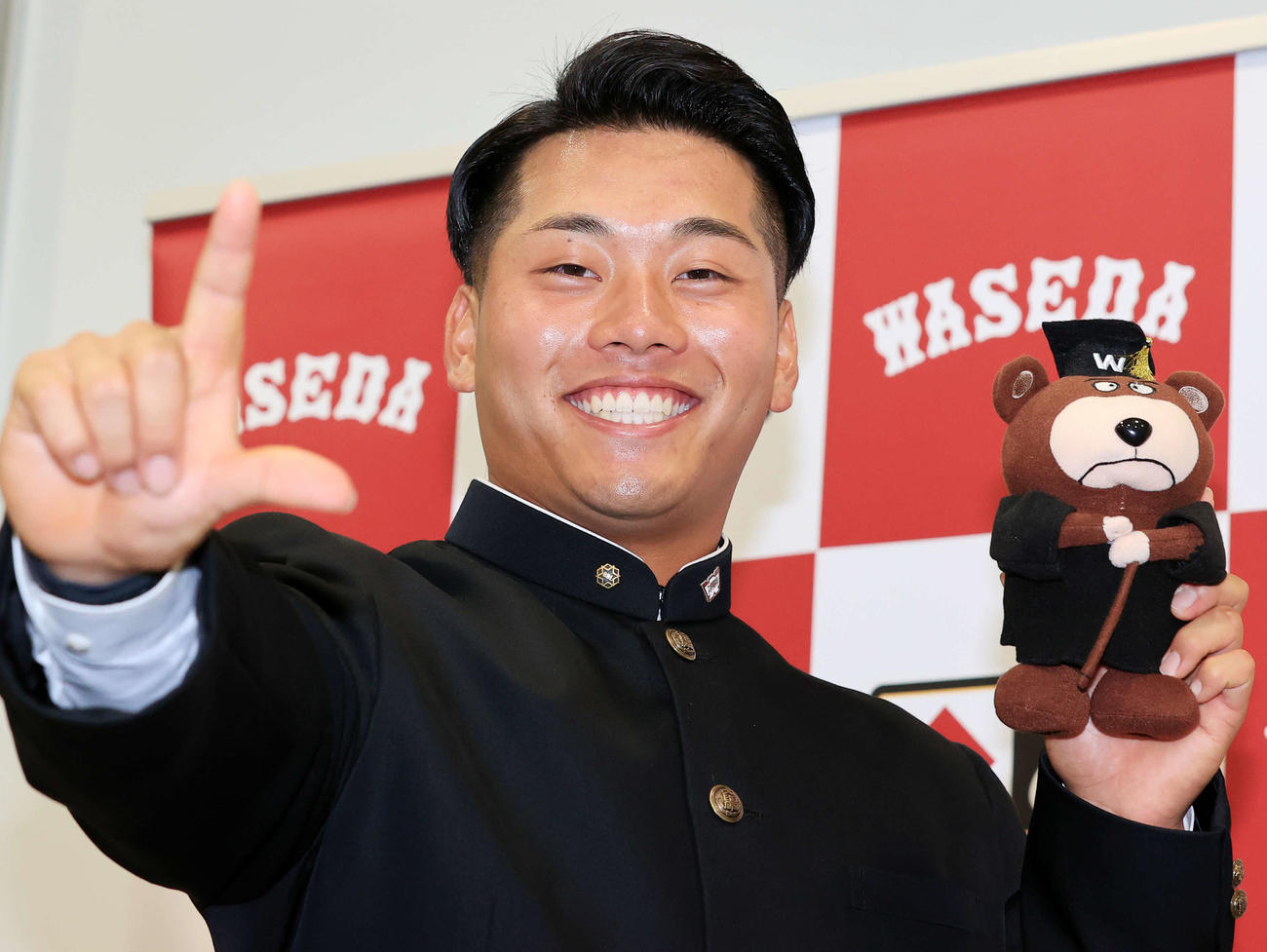 ドラフト西武1位指名の早大・蛭間拓哉は笑顔でライオンズのLポーズ（2022年10月20日撮影）