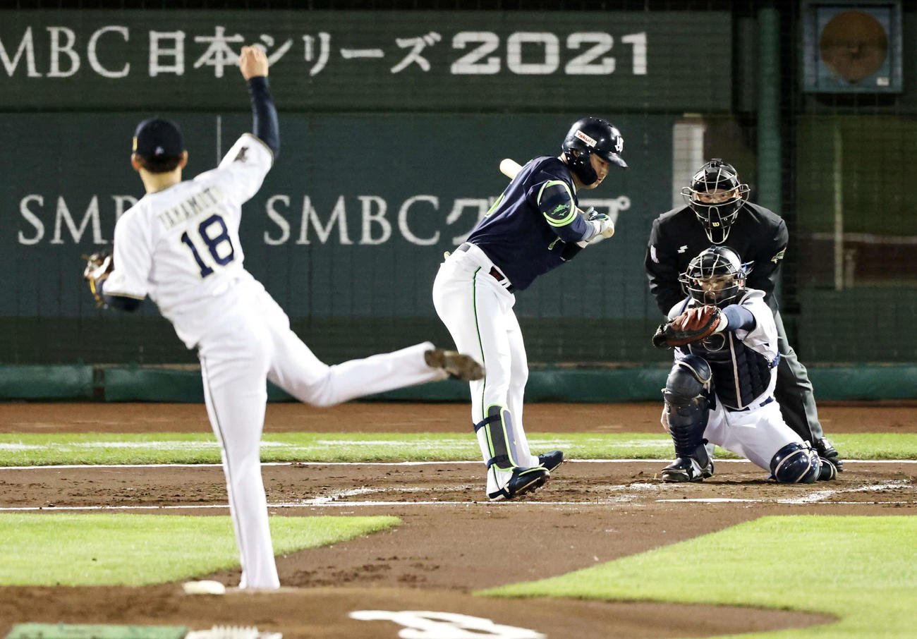 昨年の日本シリーズ、オリックス対ヤクルト　2回表ヤクルト無死、見逃し三振に終わる村上。投手山本（2021年11月27日撮影）