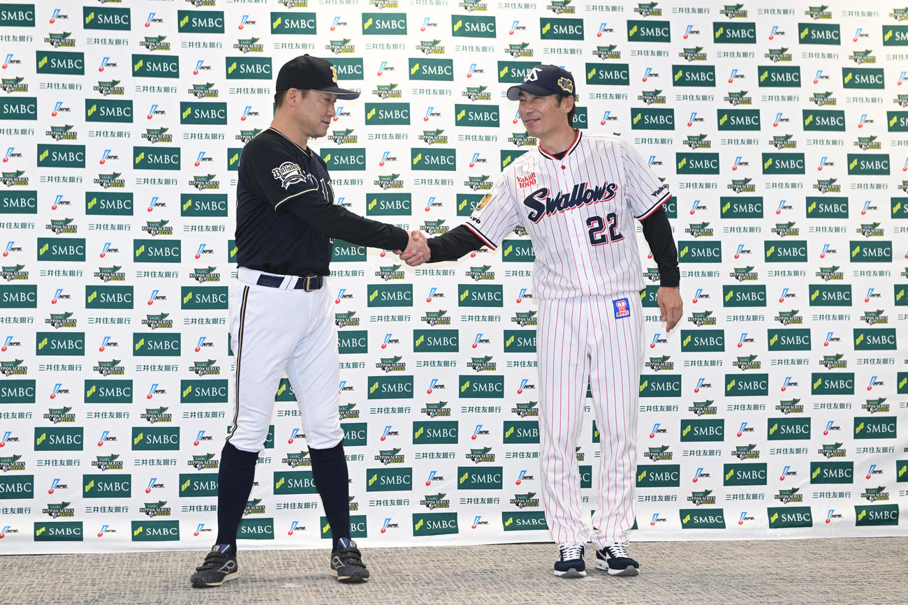 監督会議を終え握手するオリックス中嶋監督（左）とヤクルト高津監督