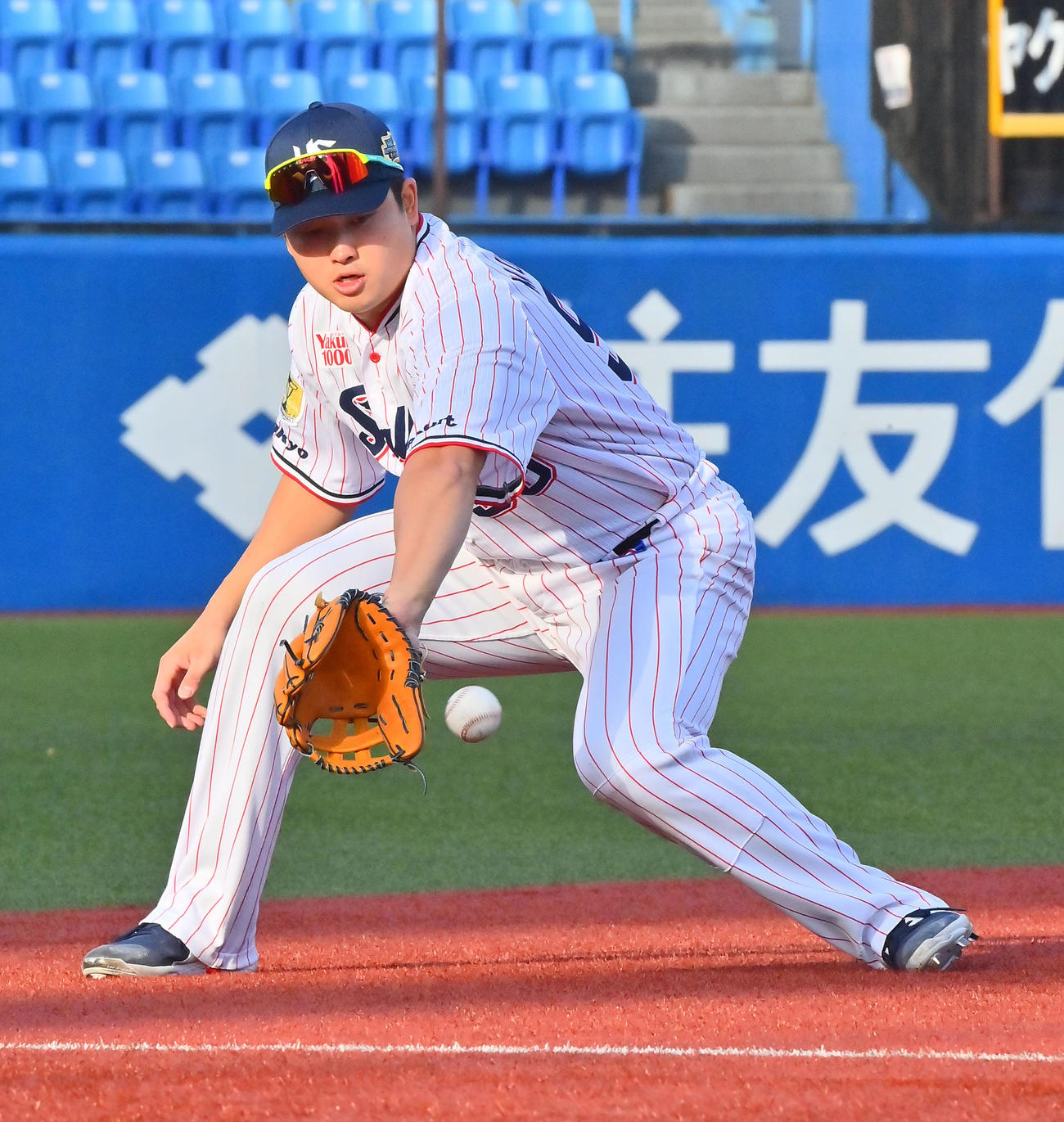 三塁に入りノックを受けるヤクルト村上（撮影・和賀正仁）