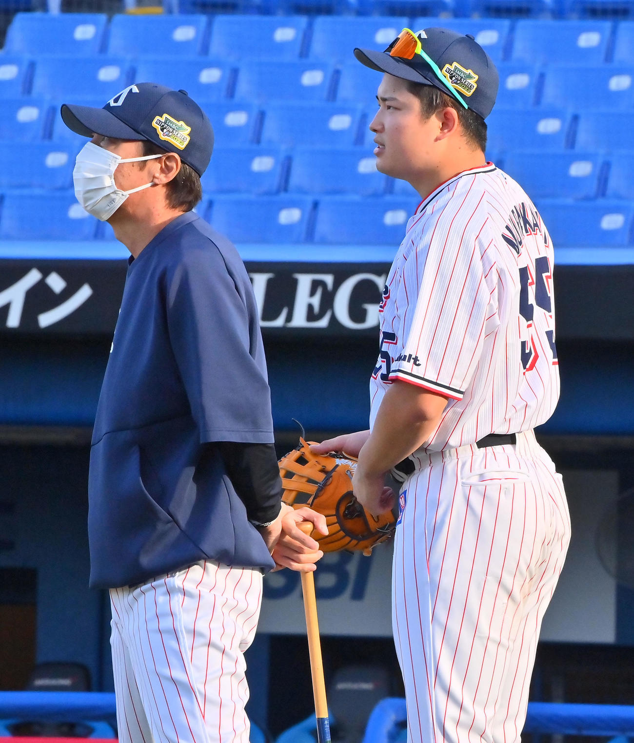 練習中、話をするヤクルト高津監督（左）と村上（撮影・和賀正仁）