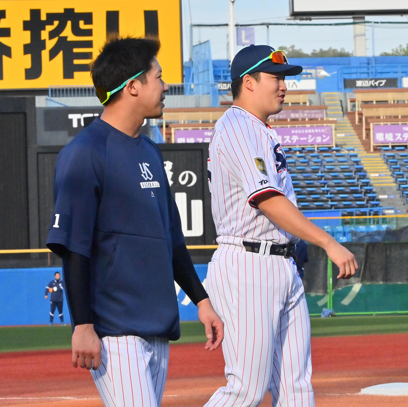 練習中、話をするヤクルト村上（右）と山田（撮影・和賀正仁）