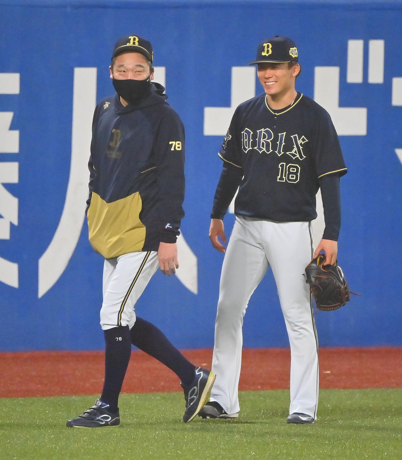笑顔で中嶋監督（左）と話すオリックス山本（撮影・和賀正仁）