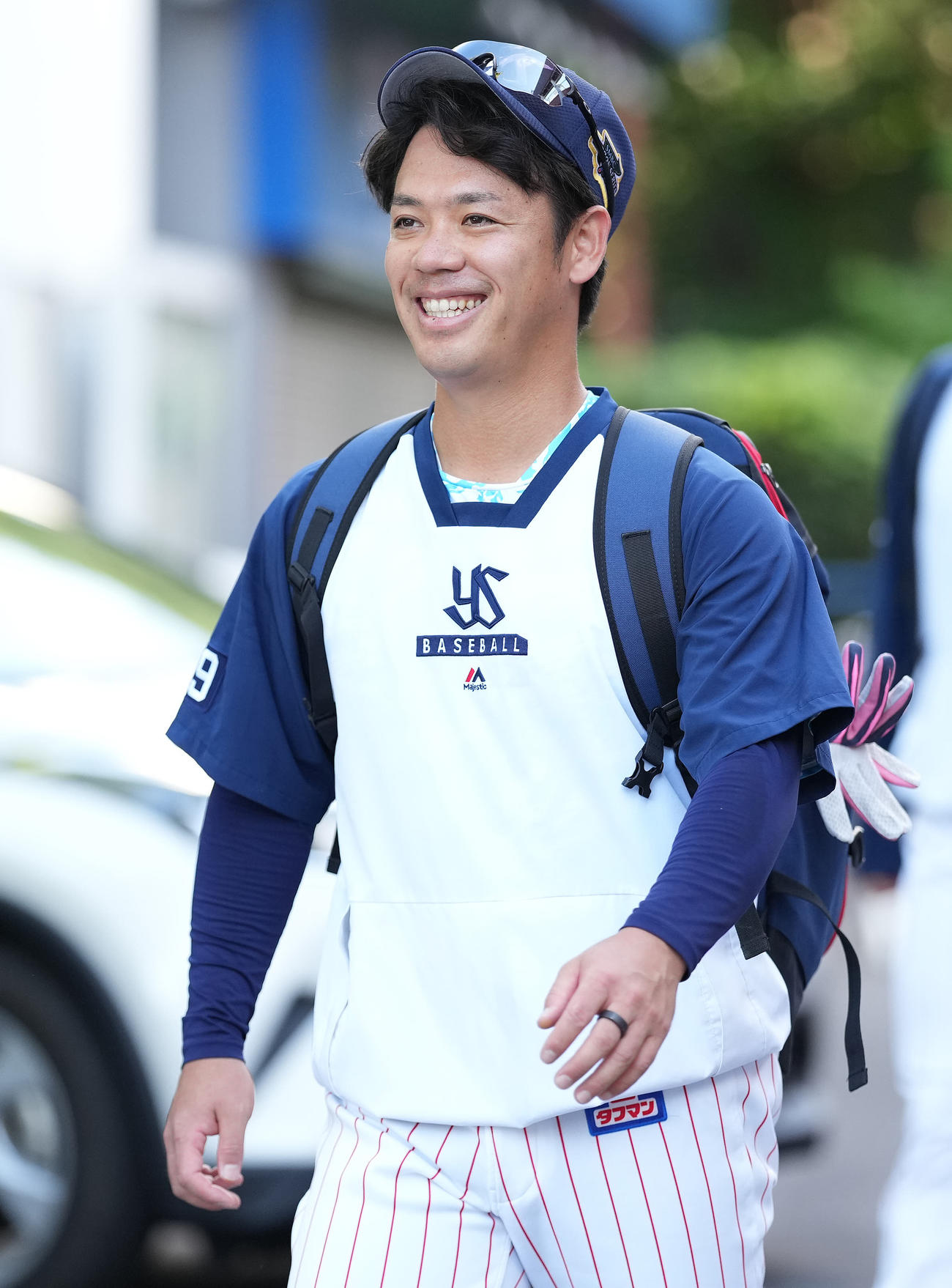 笑顔で室内練習場に向かうヤクルト小川（撮影・鈴木みどり）