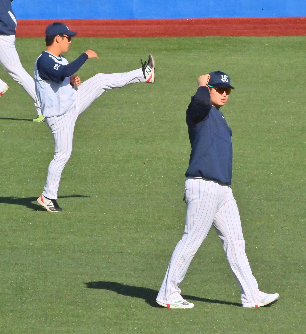 神宮球場でウオームアップするヤクルト村上（右）と小川（撮影・和賀正仁）