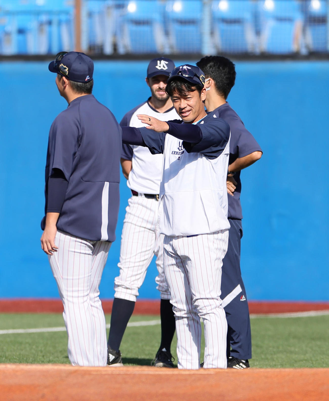 前日練習で体を動かすヤクルト小川（撮影・足立雅史）