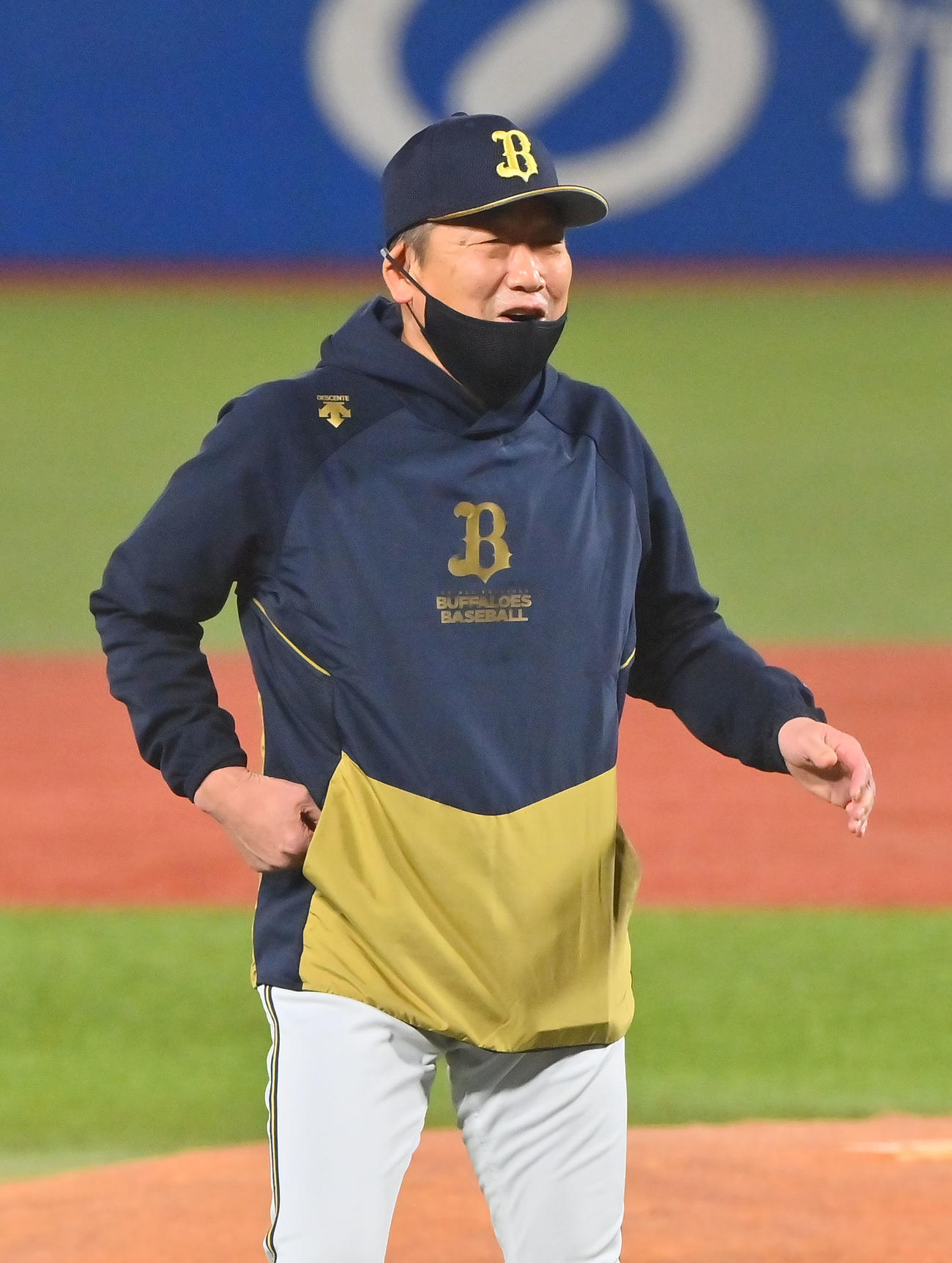 練習中、笑顔を見せるオリックス中嶋監督（撮影・和賀正仁）