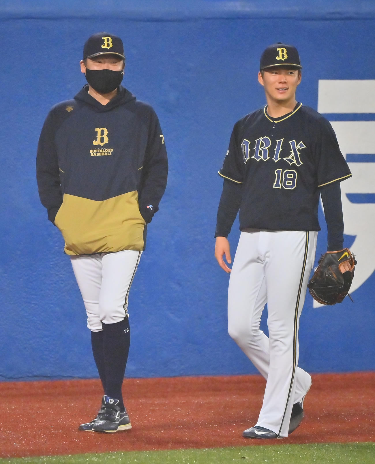 笑顔で中嶋監督（左）と話すオリックス山本（撮影・和賀正仁）