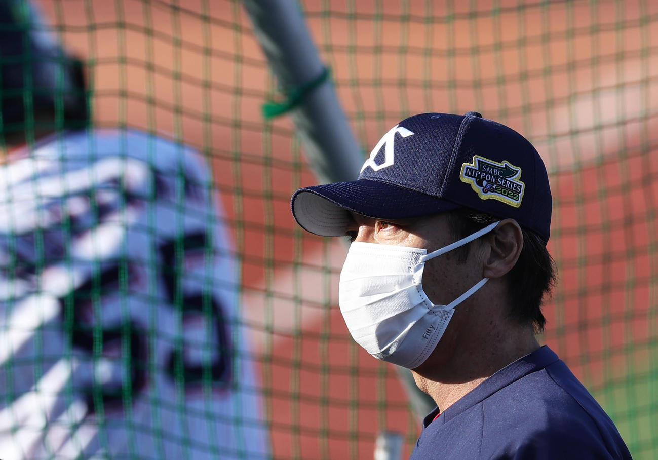前日練習を見つめるヤクルト高津監督。後方は村上（撮影・足立雅史）