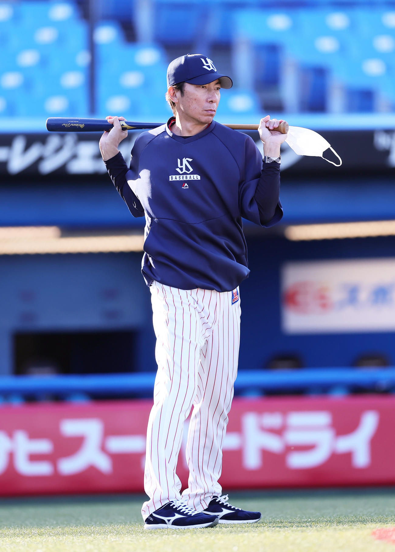 前日練習を見つめるヤクルト高津監督（撮影・足立雅史）