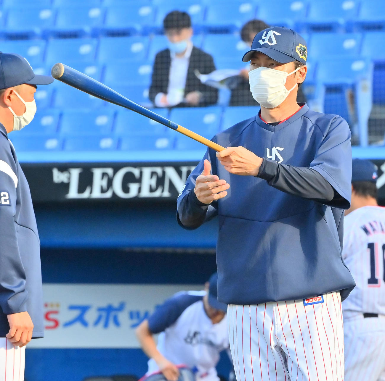 バットを持ち練習を見守るヤクルト高津監督（撮影・和賀正仁）