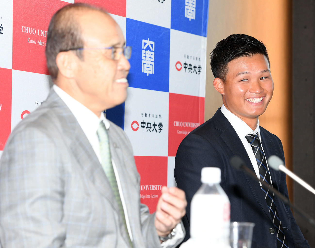 阪神岡田監督（手前）とともに会見を行った中大・森下（撮影・たえ見朱実）