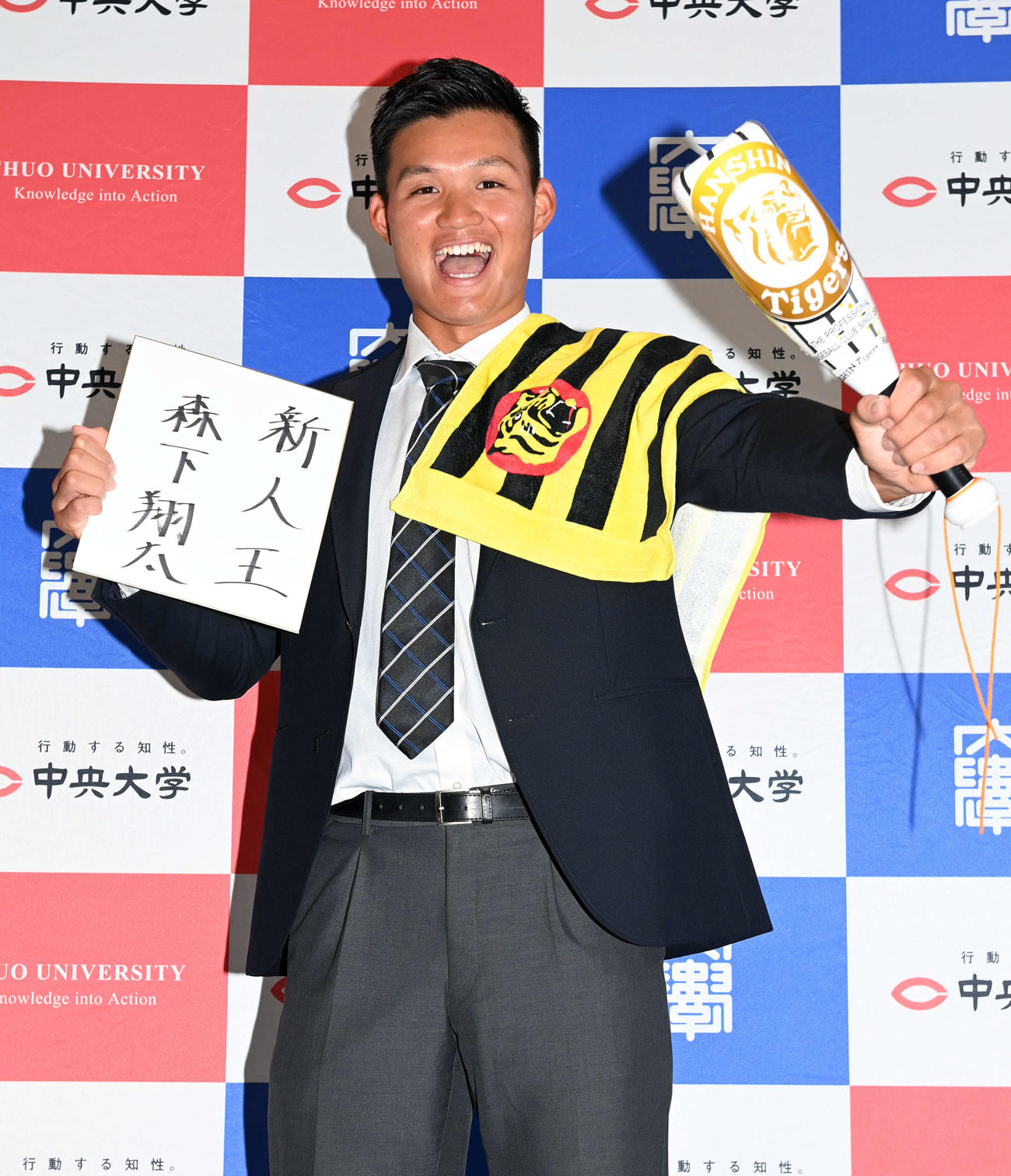 「新人王」目標を掲げポーズを決める中大・森下（撮影・たえ見朱実）