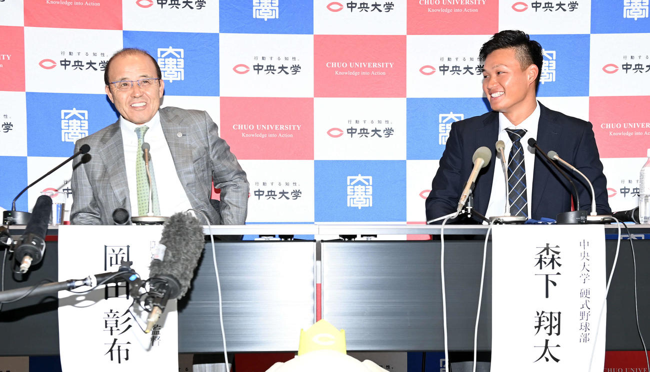 指名あいさつ終了後、中大・森下（右）と会見に臨んだ阪神岡田監督（撮影・たえ見朱実）