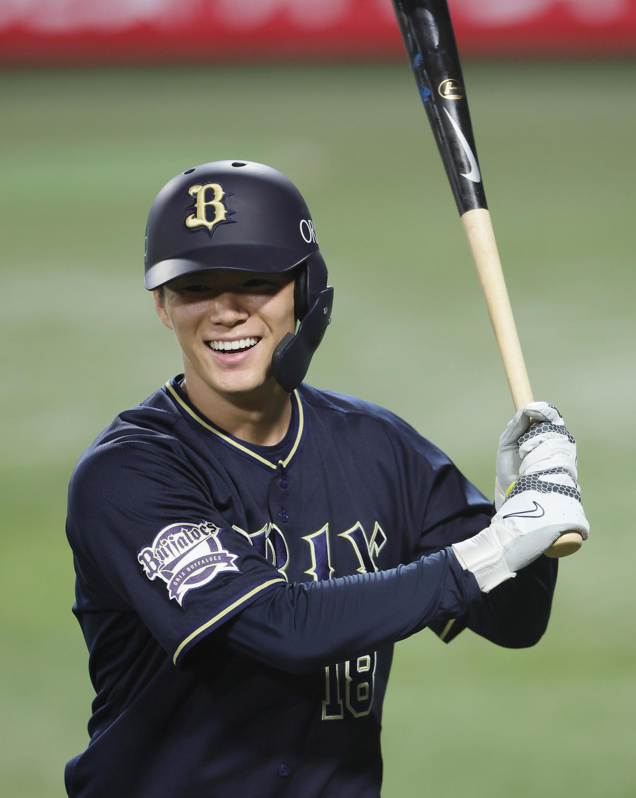 打撃練習を行い笑顔を見せるオリックス山本（撮影・足立雅史）