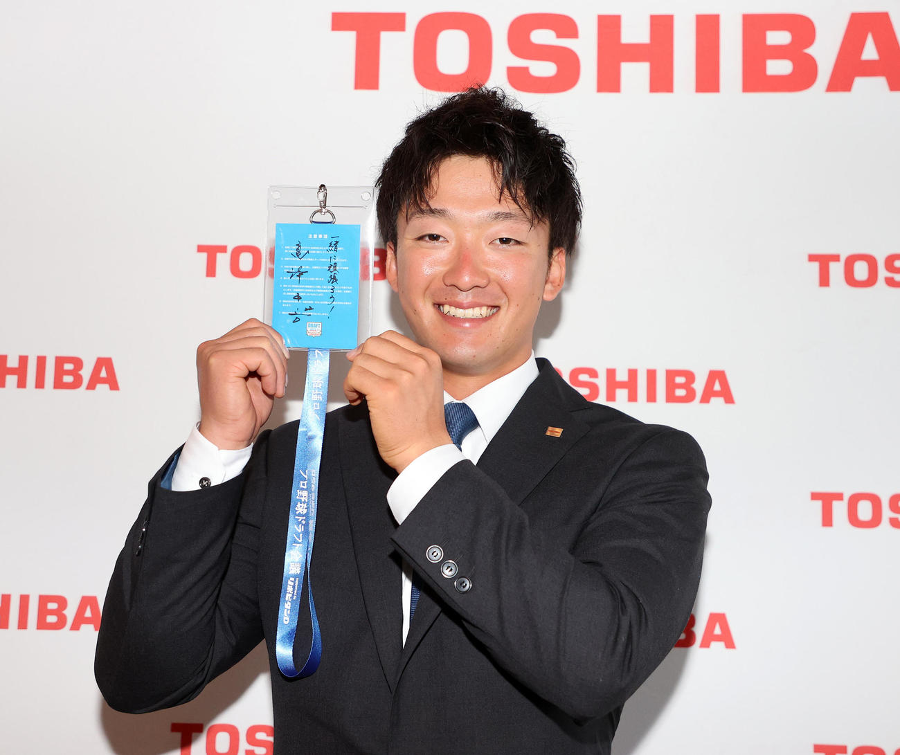 ヤクルト高津監督から送られたメッセージ入りIDを手に笑顔の東芝・吉村（撮影・鈴木正人）